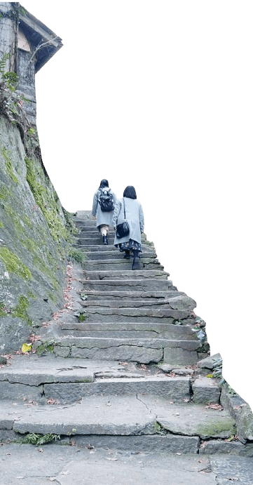 坂道を学生が上っている写真