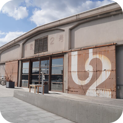 写真：U2とかかれた建物