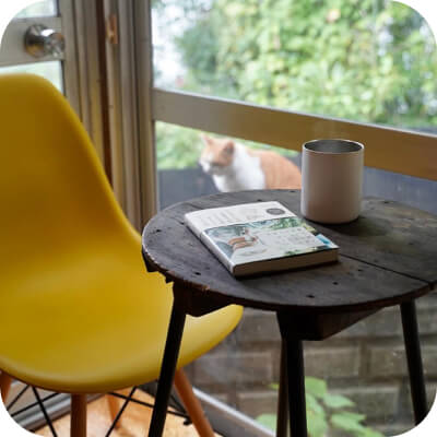 写真：カフェテーブルに本と飲み物が置いてあります