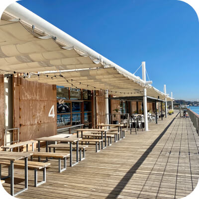 写真：海沿いにテラス席がたくさんあります