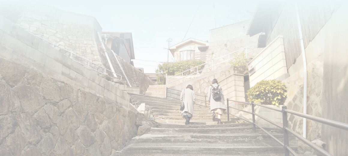 女性2人が階段を登っています