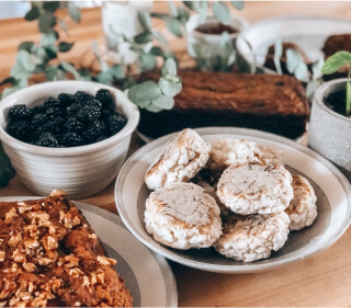 お皿の上にクッキーや焼き菓子がのっています